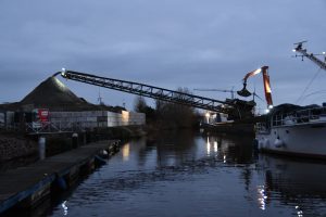 Vrachtschip met transportband